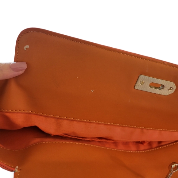 🌿Heggins Structured Orange faux-leather shoulder bag with gold tone hard - Picture 9 of 13